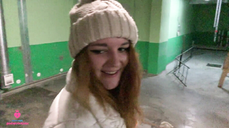 Русская девка изменяет своему парню делая незнакомцу минет за деньги на паркинге