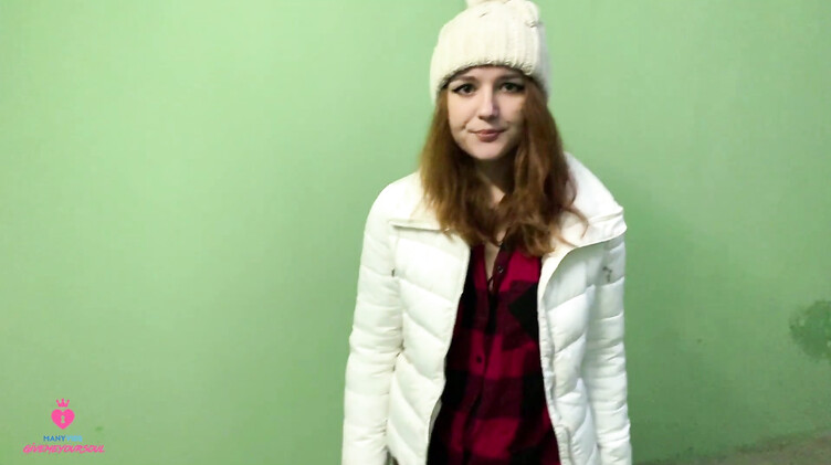 Русская девка изменяет своему парню делая незнакомцу минет за деньги на паркинге