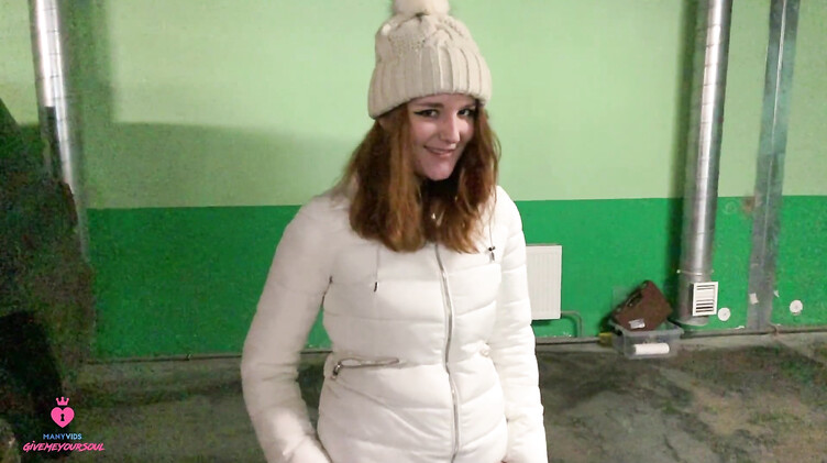 Русская девка изменяет своему парню делая незнакомцу минет за деньги на паркинге