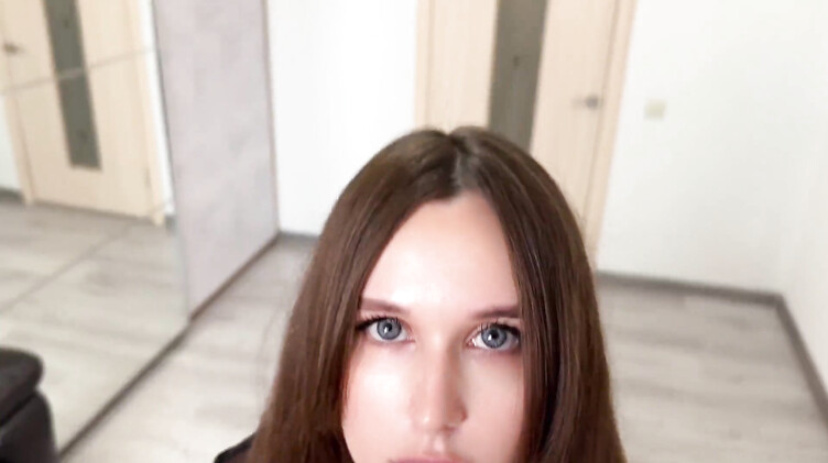 Девушка курьер на каблуках трахается в попку с настойчивым клиентом