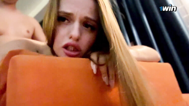 Рыжая путана Марина перепутала этаж и отдалась на диване левому парню