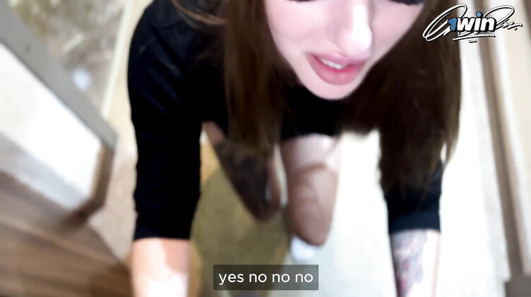 Перед зеркалом: Рыжая путана Марина перепутала этаж и отдалась на диване левому парню