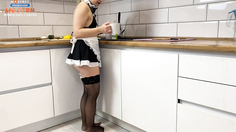 Мажор заплатил $2000 за секс с русской служанкой в чулках