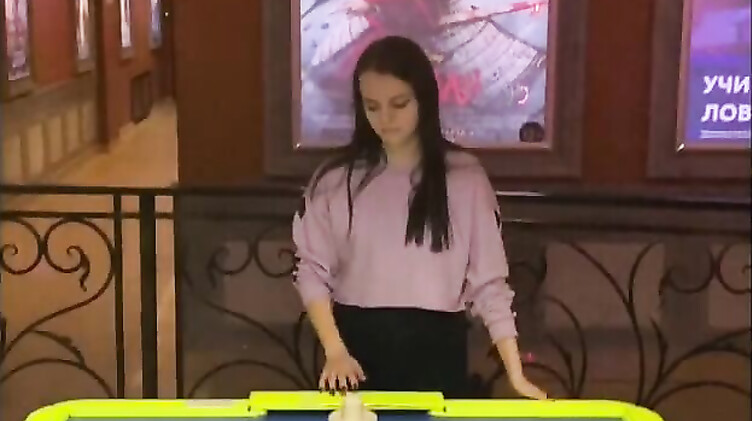 Русская сосет член в кинотеатре на сеансе и получает сперму в рот