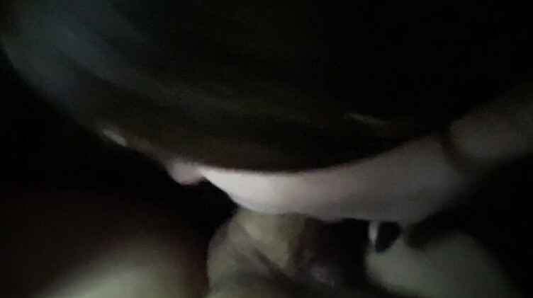 Русская сосет член в кинотеатре на сеансе и получает сперму в рот