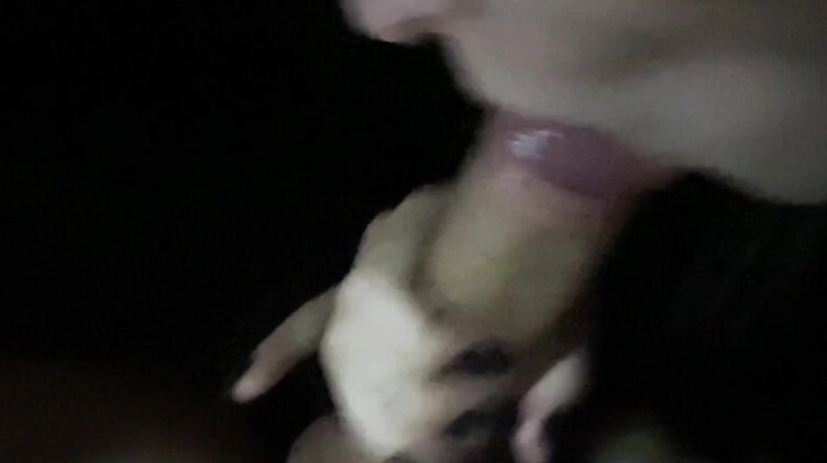 Русская сосет член в кинотеатре на сеансе и получает сперму в рот