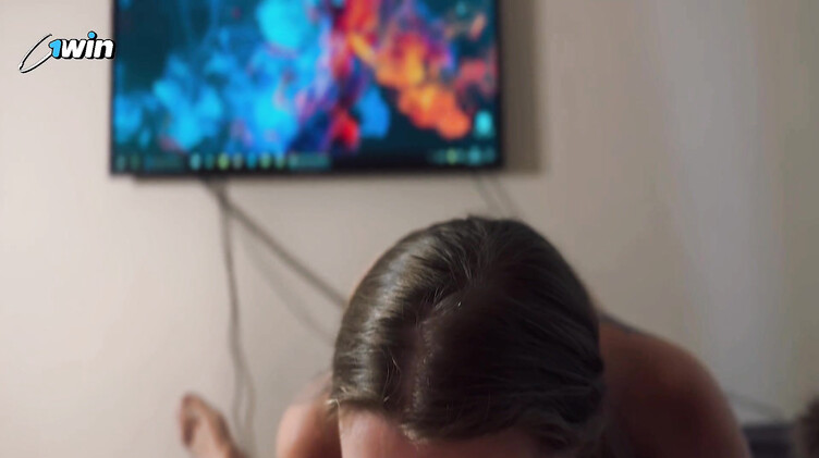 Русская тату девушка делает слюнявый минет от первого лица до окончания в рот