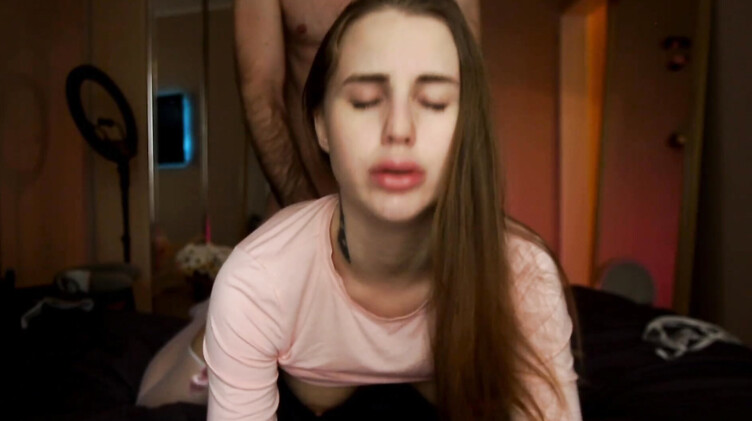 Русская секси фитоняшка трахается с парнем лицом к камере