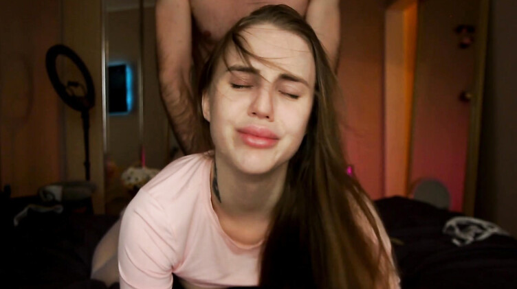 Русская секси фитоняшка трахается с парнем лицом к камере