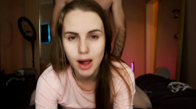 Русская секси фитоняшка трахается с парнем лицом к камере