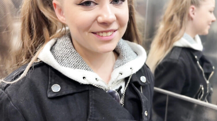 18-летняя русская девка потерялась и нашла пристанище на члене незнакомца