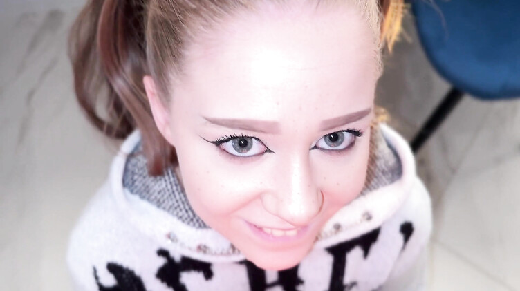 18-летняя русская девка потерялась и нашла пристанище на члене незнакомца