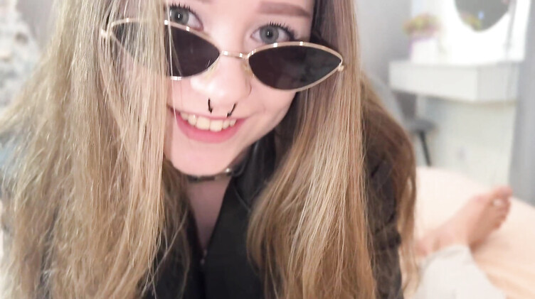 Отчим трахает красивую молодую падчерицу за вызывающий школьный прикид