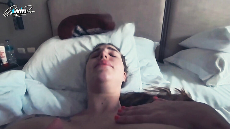 Мужик кончил на татуированную спину Юнавёрс после домашнего секса