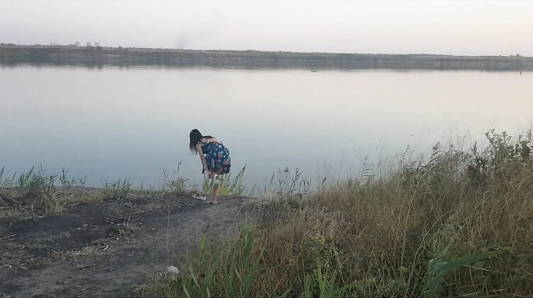 Тупая русская брюнетка отдалась на пляже незнакомцу и получила сперму в пизду