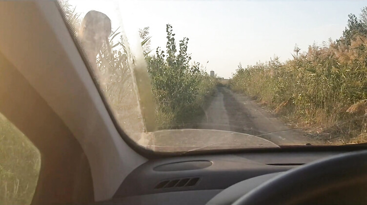 Тупая русская брюнетка отдалась на пляже незнакомцу и получила сперму в пизду