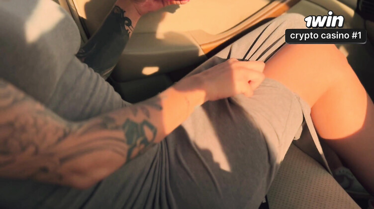 Влюбленная русская парочка занялась оральным сексом в машине у трассы