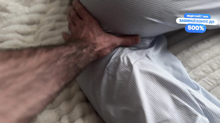 Парень разбудил и трахнул татуированную девушку с анальной пробкой в попе