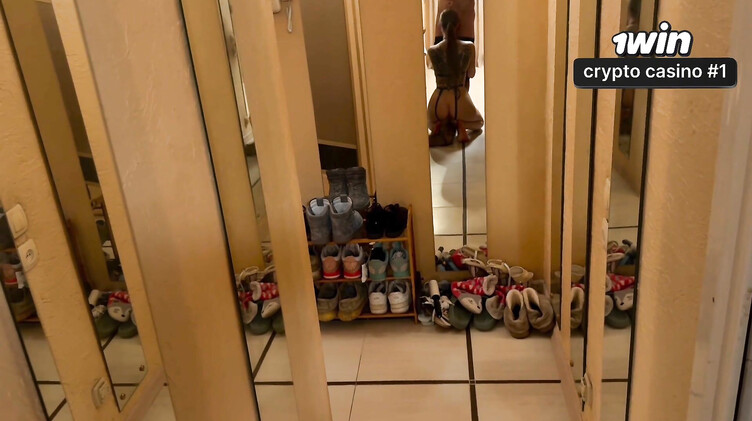 Камшот в рот тату брюнетки в секси белье после минета от 1 лица