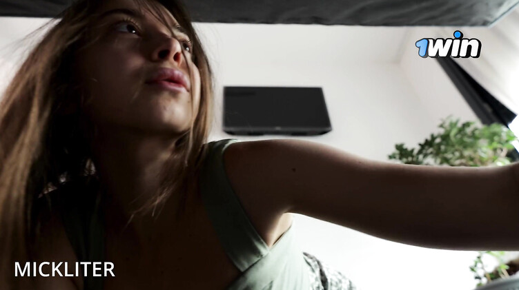 Сосед трахнул раком застрявшую в диване тупую соседку с красивой попкой