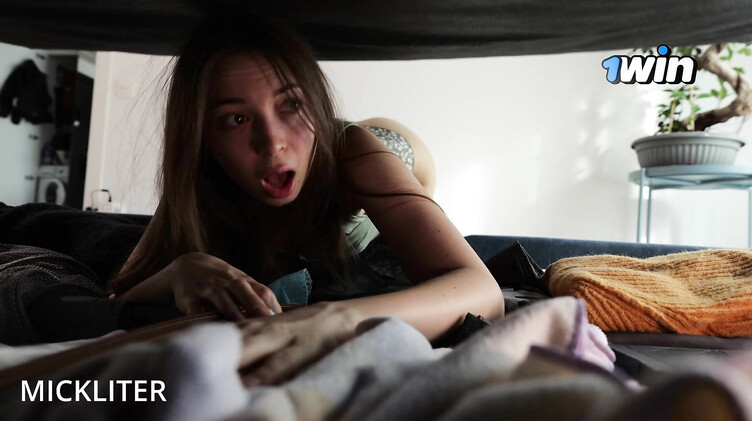 Сосед трахнул раком застрявшую в диване тупую соседку с красивой попкой