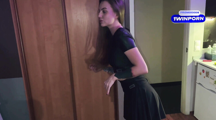 Волосатый мужик порвал колготки и трахнул раком красивую брюнетку