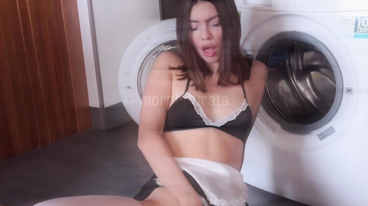 Сексуальная служанка в чулках трахается с постояльцем съемной квартиры