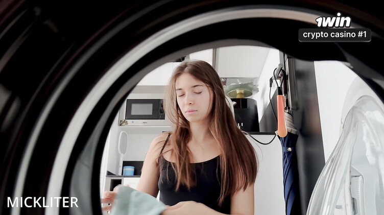 Сосед лудоман воспользовался интернетом и рабочим ротиком русской крошки