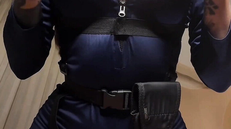 Мастурбация: Красотка в полицейской униформе анально мастурбирует с вибратором и дилдо