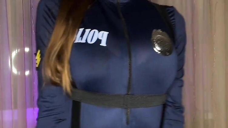 Красотка в полицейской униформе анально мастурбирует с вибратором и дилдо