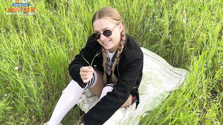 Сквирт: Парень довел подругу до сквирт оргазма на пикнике на природе