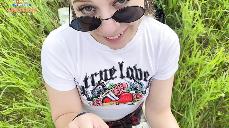 Сперма на сиськах: Парень довел подругу до сквирт оргазма на пикнике на природе