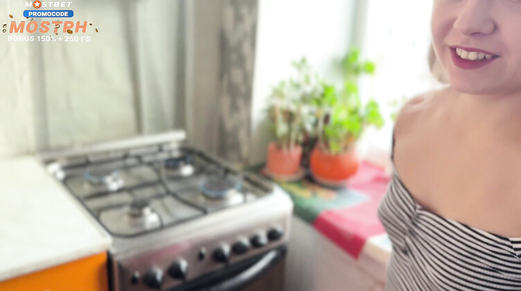 На столе: Спасатель МЧС России членом спасает молодую девку от сильного недотраха