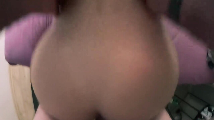 Девушка с красивой попой впервые занимается анальным сексом перед камерой