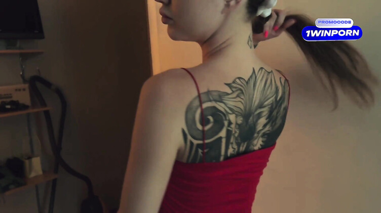 Любовник кончил в рот брюнетки с тату после минета от первого лица