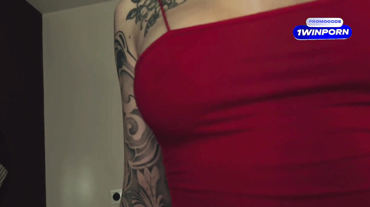 Любовник кончил в рот брюнетки с тату после минета от первого лица