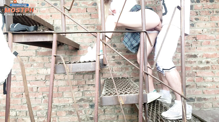 18-летняя русская школьница ебется за гаражами с приставучим парнем