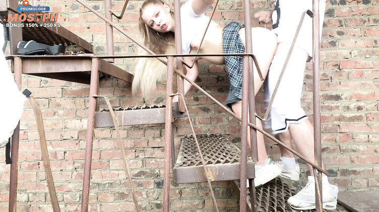 18-летняя русская школьница ебется за гаражами с приставучим парнем