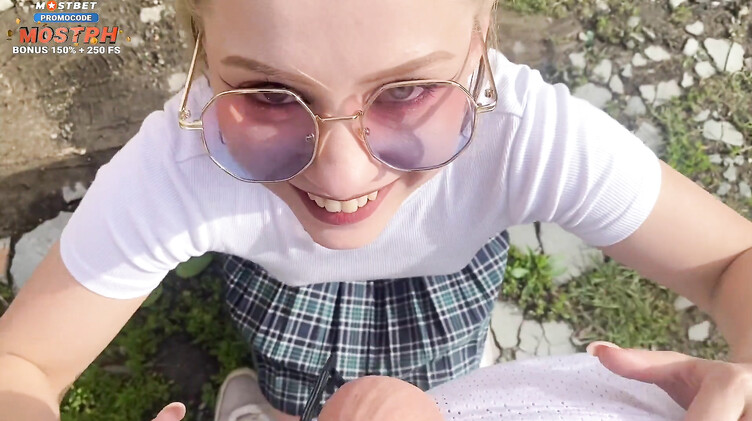 18-летняя русская школьница ебется за гаражами с приставучим парнем