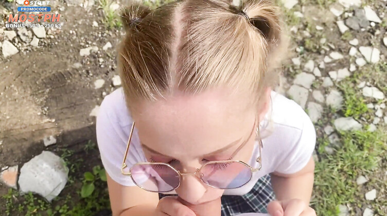 18-летняя русская школьница ебется за гаражами с приставучим парнем