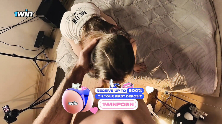 Волосатый мужик зашел к соседке домой и выебал ее раком на кровати