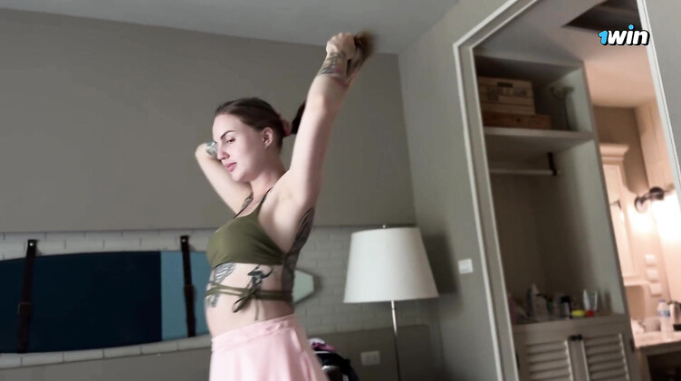 Трется о ногу парня и кончает во время минет от первого лица