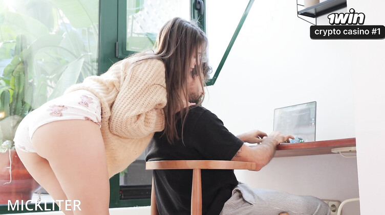 Возбужденная русская девушка отвлекает парня от работы с помощью секса