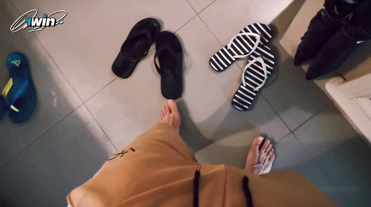 Сексуальная мачеха спалила подглядывающего пасынка и позвала на минет в душе