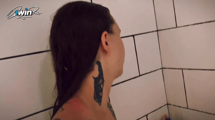 Сексуальная мачеха спалила подглядывающего пасынка и позвала на минет в душе