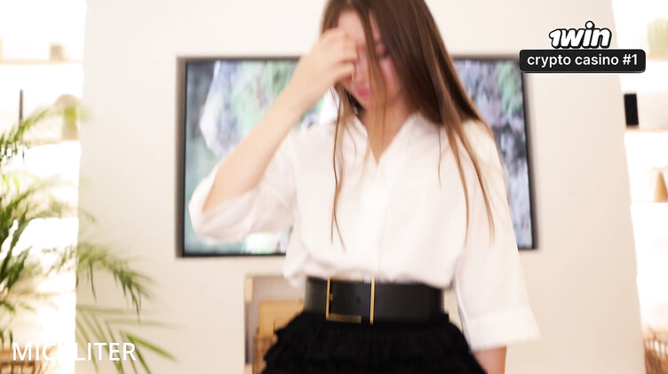 Русская брюнетка в короткой юбке ебется с парнем на съемной квартире