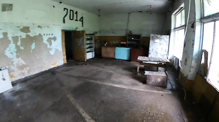 Экстремальная русская телка сосет в заброшке на экскурсии в Чернобыле