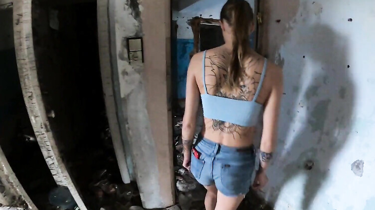 Экстремальная русская телка сосет в заброшке на экскурсии в Чернобыле