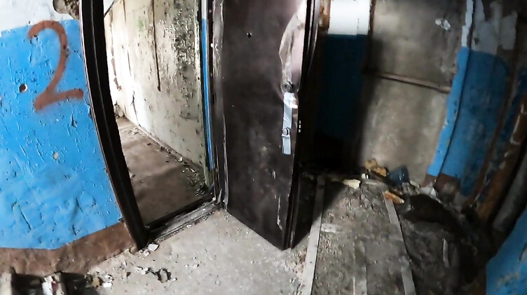 YunaverseX: Экстремальная русская телка сосет в заброшке на экскурсии в Чернобыле