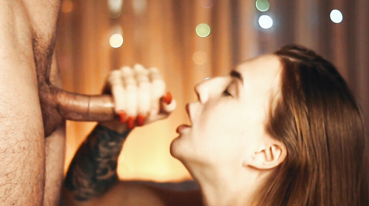 Опытная минетчица красиво сосет член мужчины и получает сперму на лицо